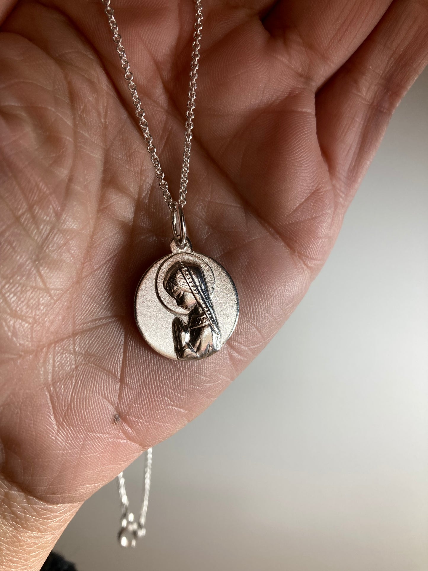 MEDALLITA VIRGEN NIÑA